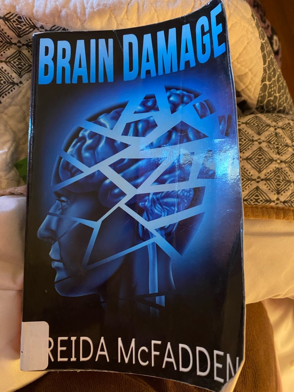 Brain Damage by Freida McFadden - Blue Paperbackt